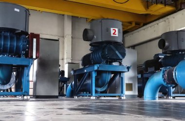 İş döngüsünde endüstriyel üfleyiciler. Düşük açı.