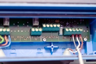 Endüstrinin teknolojisi. Elektronik panosu olan elektronik bir birim. Yakın plan..