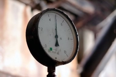 Endüstri. Hidrolik ölçüm aleti. Yakın plan..