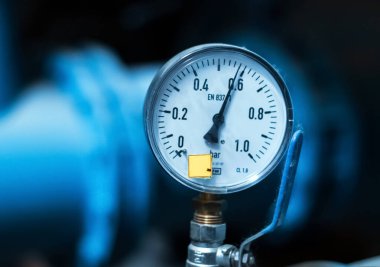 Endüstri. Hidrolik ölçüm aleti. Yakın plan..