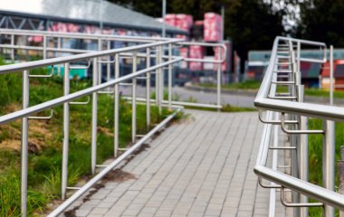 Yoldan geçen engelliler için bir yol..