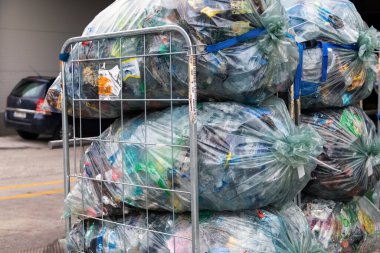 09-08-2019. Vilnius, Litvanya. Ekoloji mücadelesi. Kullanılmış plastik şişeler ve alüminyum kutular için konteynır. Atık geri dönüşümü.