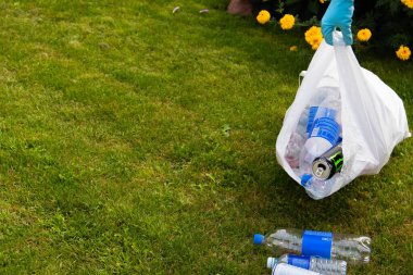 09-08-2019. Vilnius, Litvanya. Çevre için mücadele. Bir kadın geri dönüşüm için jüt torbasında plastik şişe topluyor..