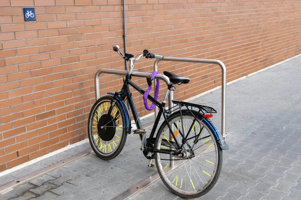 Cykel Parkerad Speciell Parkeringsplats Nära Tegelvägg — Stockfoto