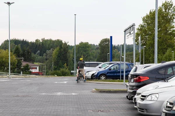 2019 Vilna Lituania Ciclista Pie Aparcamiento Ciudad — Foto de Stock