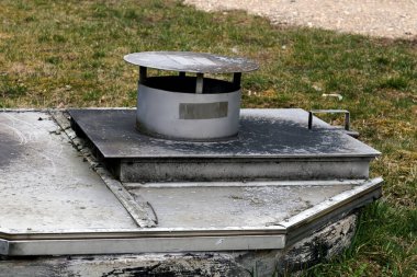 Kumlu patikanın yakınındaki çimlere bakan havalandırma boşluğu..