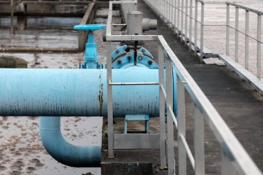Endüstri. Tedavi tesisleri. Biyolojik tedavi. Hava desteği için teknik donanım. Yakın plan..