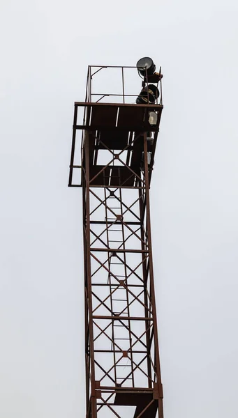 Průmysl Věž Silnými Reflektory Které Osvětlují Prostor Proti Obloze — Stock fotografie