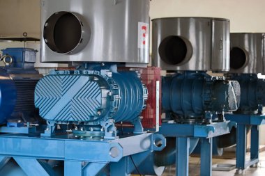 İş döngüsünde endüstriyel üfleyiciler. Görünüm - arkanın dörtte üçü.