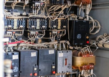 Elektronik endüstrisi. Üretim döngüsünün kontrol ünitesinin dolabını aç. Yakın plan..