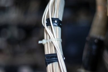 Elektrik dolabına monte edilmiş bir sürü elektrik kablosu. Yakın plan..