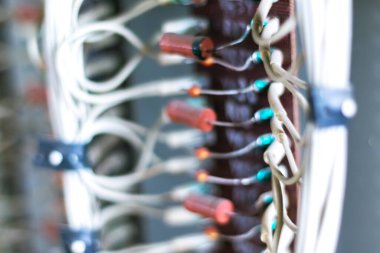 Elektronik endüstrisi. Kontrol kabinindeki direnişçilerin bağlantı diyagramı. Yakın plan..
