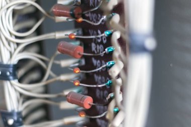 Elektronik endüstrisi. Kontrol kabinindeki direnişçilerin bağlantı diyagramı. Yakın plan..