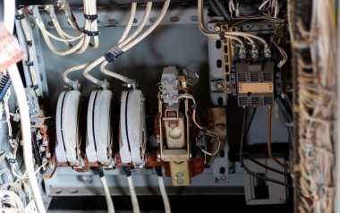 Elektronik endüstrisi. Üretim döngüsünün kontrol ünitesinin dolabını aç. Yakın plan..