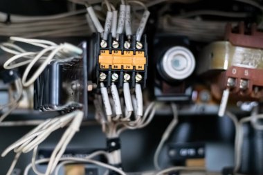 Elektronik endüstrisi. Üretim döngüsünün kontrol ünitesinin dolabını aç. Yakın plan..