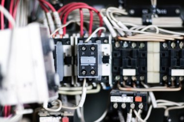 Elektronik endüstrisi. Üretim döngüsünün kontrol ünitesinin dolabını aç. Yakın plan..