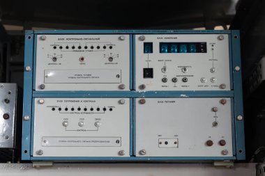 Elektronik endüstrisi. Üretim döngüsünün kontrol ünitesinin dolabını aç. Yakın plan..