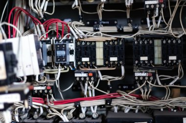 Elektronik endüstrisi. Üretim döngüsünün kontrol ünitesinin dolabını aç. Yakın plan..