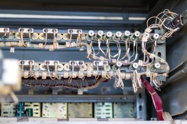 Elektronik aletler. Kontrol kabininde kapasitör devresi var. Yakın plan..