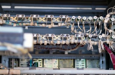 Elektronik aletler. Kontrol kabininde kapasitör devresi var. Yakın plan..