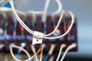 Elektronik endüstrisi. Kontrol kabinindeki direnişçilerin bağlantı diyagramı. Yakın plan..