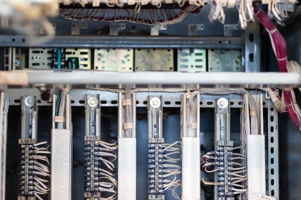 Kontrol kabinindeki elektrik otobüs bağlantıları. Yakın plan..