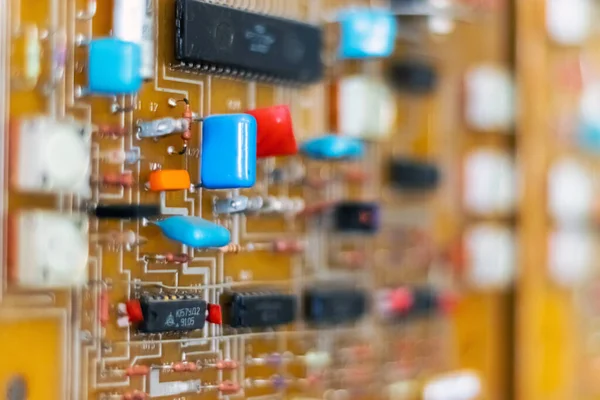 Elektrische Schalttafel Platinen Mit Mikrochips Und Widerständen Nahaufnahme — Stockfoto