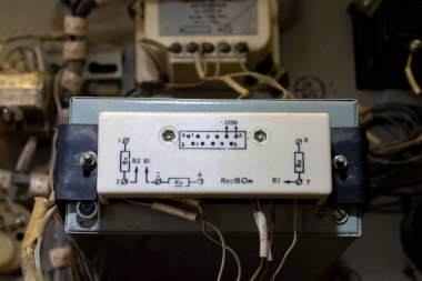 Elektronik endüstrisi. Üretim döngüsünün kontrol ünitesinin dolabını aç. Yakın plan..