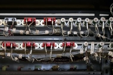 Elektronik aletler. Kontrol kabininde kapasitör devresi var. Yakın plan..