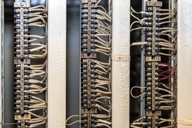 Kontrol kabinindeki elektrik otobüs bağlantıları. Yakın plan..