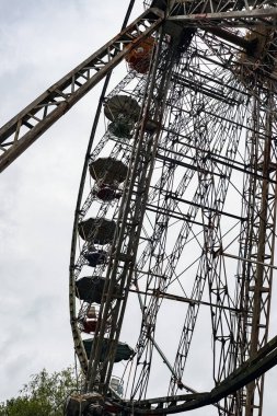 Terk edilmiş şehir eğlence parkı. Paslı Dönme dolap.