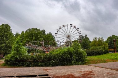 Eski, paslı, terk edilmiş şehir eğlence parkı..