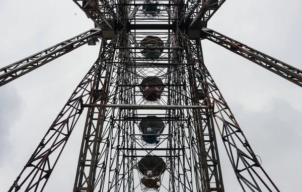 Opuštěný Městský Zábavní Park Rusty Ferris Wheel — Stock fotografie