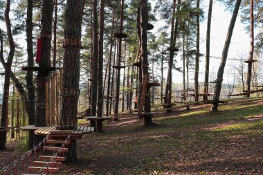 Halatlara bağlanmış kütüklerden bir köprü, halat yolunun bir parçası. Sıra dışı spor.