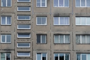 Şehrin yerleşim bölgesinde pencereleri olan bir evin ön cephesi. Yakın plan..