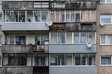 Şehrin yerleşim bölgesinde pencereleri olan bir evin ön cephesi. Yakın plan..