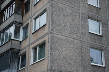 Şehrin yerleşim bölgesinde pencereleri olan bir evin ön cephesi. Yakın plan..