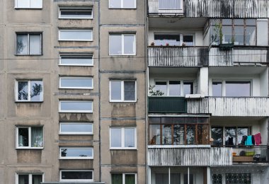 Şehrin yerleşim bölgesinde pencereleri olan bir evin ön cephesi. Yakın plan..