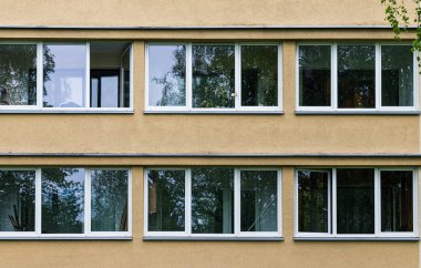 Şehrin yerleşim bölgesinde pencereleri olan bir evin ön cephesi. Yakın plan..