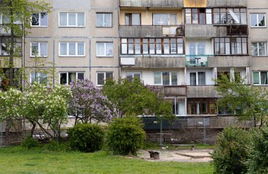 Şehrin yerleşim bölgesinde pencereleri olan bir evin ön cephesi. Yakın plan..