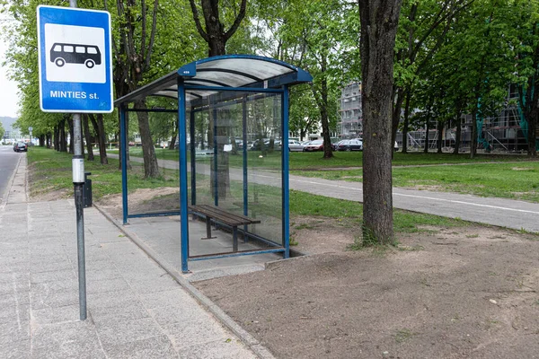 Şehir merkezinde boş bir otobüs durağı..