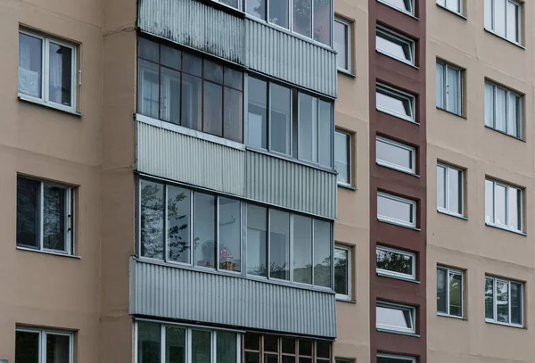 市内の住宅街に窓のある家のファサード — ストック写真