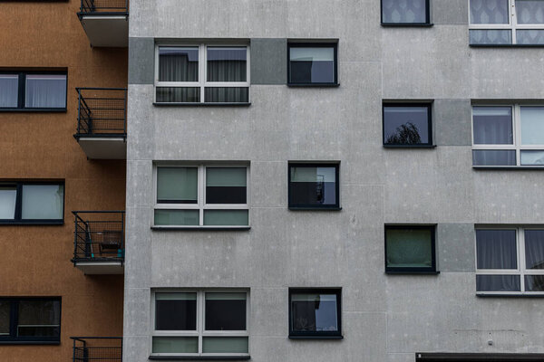 Фасад дома с окнами в жилом районе города. Крупный план
.