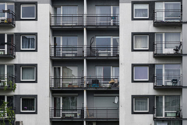 Фасад дома с окнами в жилом районе города. Крупный план
.