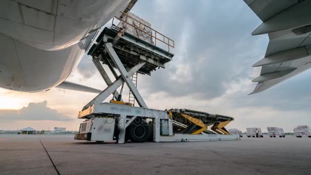 Завантаження вантажного літака за межами авіаційної вантажної логістики — стокове відео