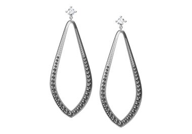 Beyaz izole Markazit taşlarla Gümüş Küpeler (3d ren