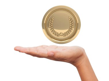 Eldeki altın madalya beyaz üzerine izole edilmiş.