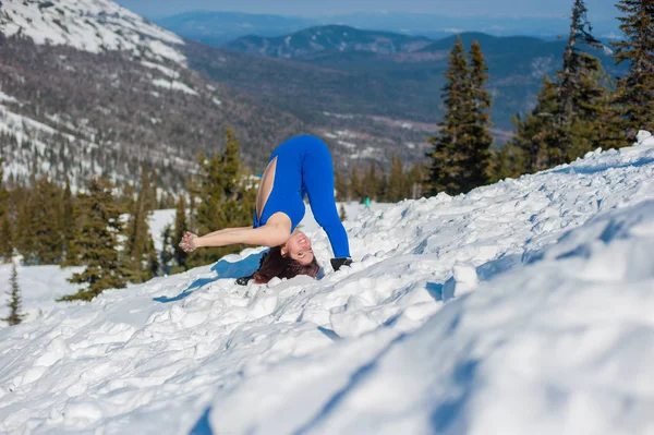 Bir dağın tepesinde yoga yaparken mavi kıyafeti kız — Stok fotoğraf