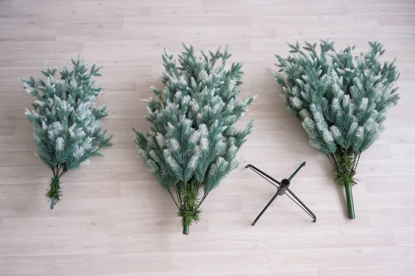 인공 크리스마스 트리를 클로즈업한 거죠. 새해를 위해 나무를 수집하고 장식하는 과정이다. 맨 위 사진. — 스톡 사진