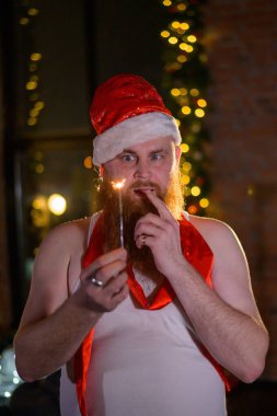 Noel Baba tatilde ışıldıyor. Noel Baba şapkalı kızıl sakallı bir adam yeni yılı kutluyor. Mutlu yıllar ve Noel.